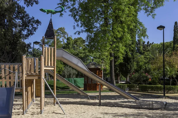 Parque infantil para niños en un parque —  Fotos de Stock