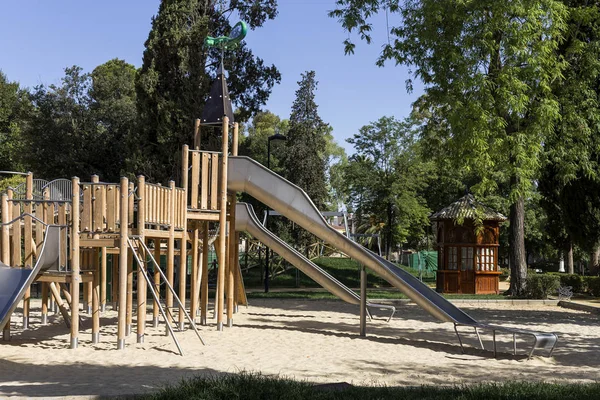 Parque infantil para niños en un parque —  Fotos de Stock