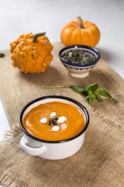 Kase üzerinde krem kabak