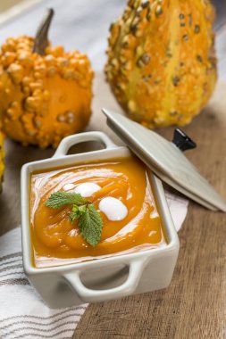 Kase üzerinde krem kabak