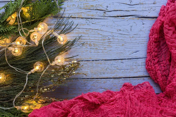 Noel süslemeleri ve hediye kutuları ahşap b arka plan