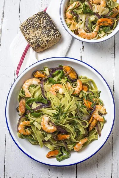 Deniz ürünleri ile yeşil tagliatelle. Midye; Karides