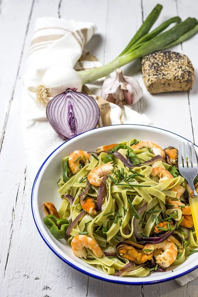 Deniz ürünleri ile yeşil tagliatelle. Midye; Karides