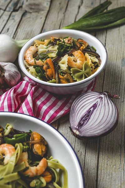 Deniz ürünleri ile İtalyan makarna. Midye; Karides