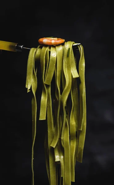 สีเขียว tagliatelle กับอาหารทะเล — ภาพถ่ายสต็อก