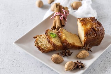 Ev yapımı kek tarçın ve badem