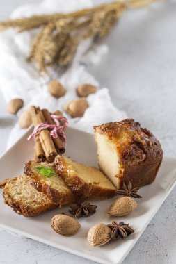 Ev yapımı kek tarçın ve badem