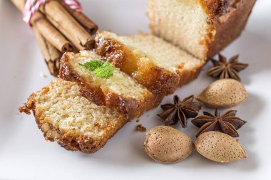 Ev yapımı kek tarçın ve badem