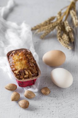 Ev yapımı kek tarçın ve badem