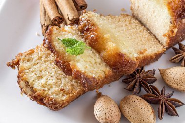 Ev yapımı kek tarçın ve badem