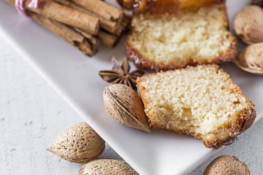 Ev yapımı kek tarçın ve badem