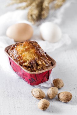 Ev yapımı kek tarçın ve badem