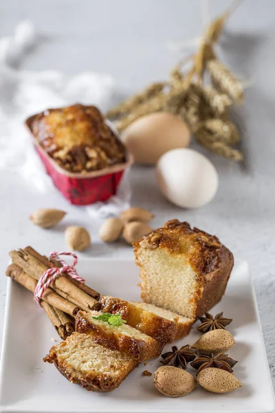 Ev yapımı kek tarçın ve badem