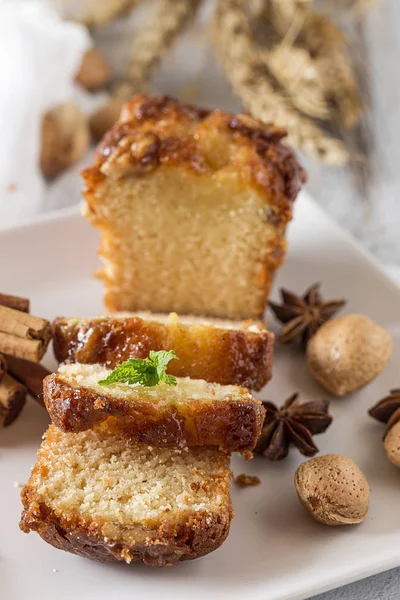 Gâteau à la cannelle fait maison et amandes — Photo