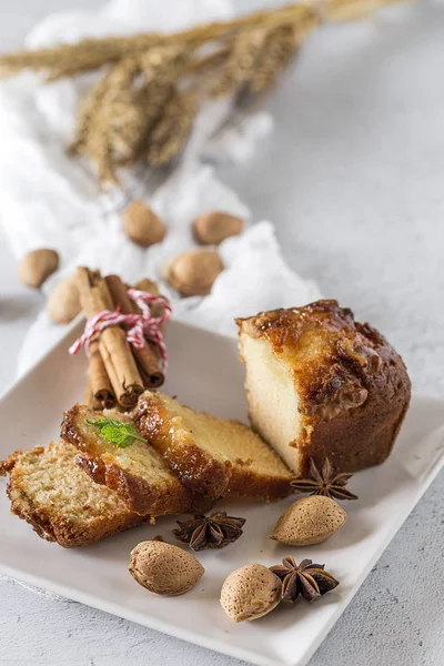 Gâteau à la cannelle fait maison et amandes — Photo