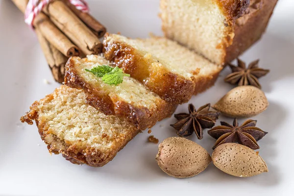 Ev yapımı kek tarçın ve badem