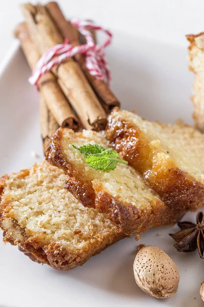 Gâteau à la cannelle fait maison et amandes — Photo