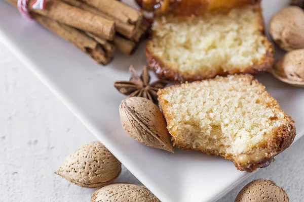 Ev yapımı kek tarçın ve badem