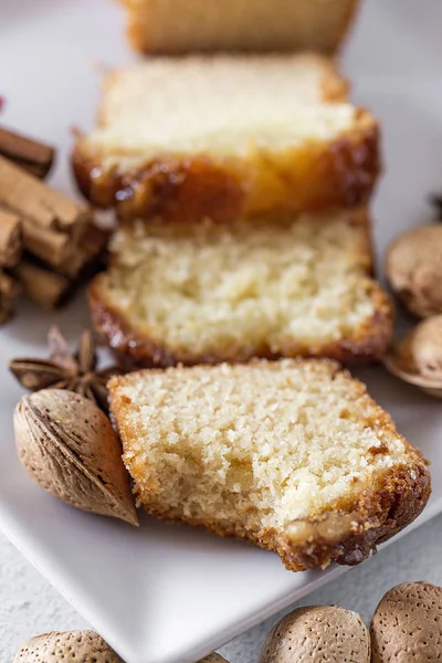 Torta alla cannella fatta in casa e mandorle — Foto Stock