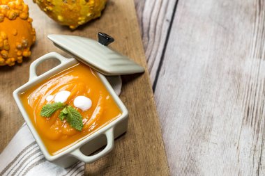 Kase üzerinde krem kabak