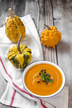 Kase üzerinde krem kabak