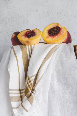 Beyaz masa üzerinde taze şeftali