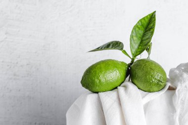 Beyaz masa üzerinde taze limon