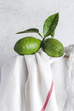 Beyaz masa üzerinde taze limon