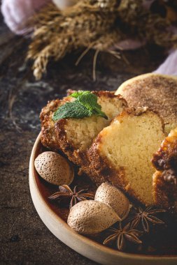 Ev yapımı kek tarçın ve badem