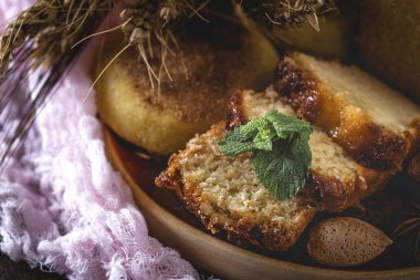 Ev yapımı kek tarçın ve badem