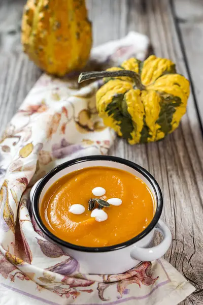 Kase üzerinde krem kabak