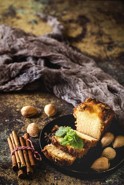 Bolo caseiro de canela e amêndoas — Fotografia de Stock