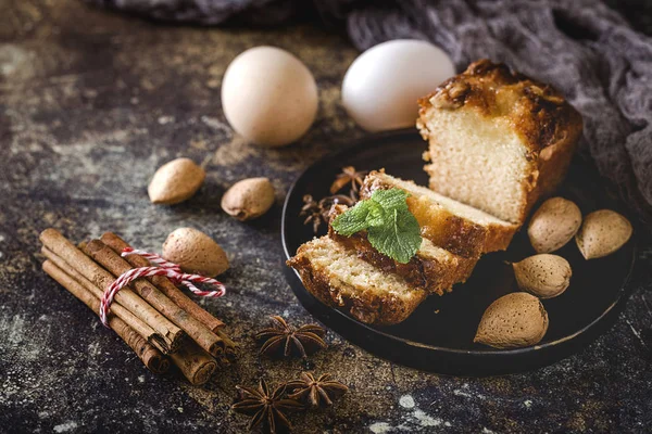 Gâteau à la cannelle fait maison et amandes — Photo