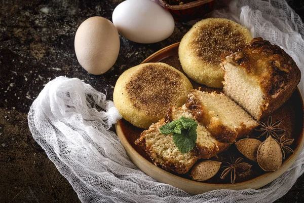 Gâteau à la cannelle fait maison et amandes — Photo