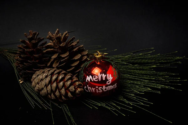 クリスマスの飾り。ボール。おもちゃ。サンタ クロース。蝋燭;ギフト; — ストック写真