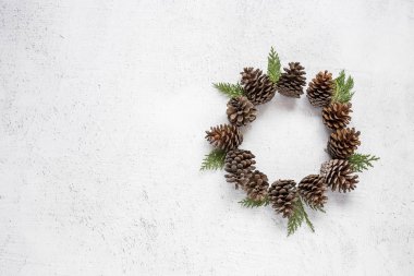 Noel süslemeleri ve hediye kutuları ahşap b arka plan