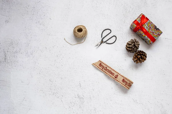 Sfondo natalizio con decorazioni e scatole regalo su b di legno — Foto Stock