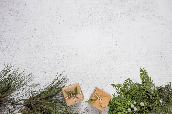 Noel süslemeleri ve hediye kutuları ahşap b arka plan