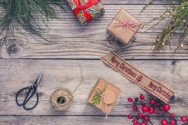 Noel süslemeleri ve hediye kutuları ahşap b arka plan
