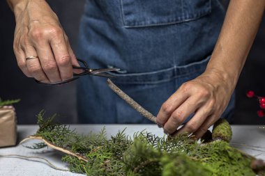 Elinde hediye kutusu olan genç bir kadın.