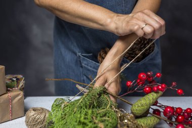 Elinde hediye kutusu olan genç bir kadın.