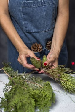 Elinde hediye kutusu olan genç bir kadın.