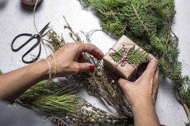 Elinde hediye kutusu olan genç bir kadın.