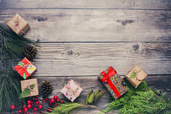 Fondo de Navidad con decoraciones y cajas de regalo en madera b — Foto de Stock