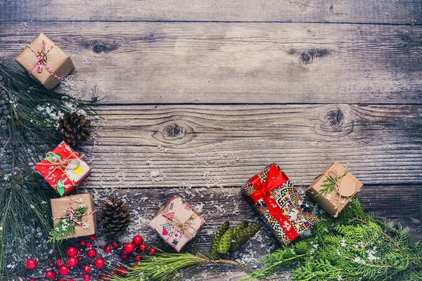 Fondo de Navidad con decoraciones y cajas de regalo en madera b — Foto de Stock