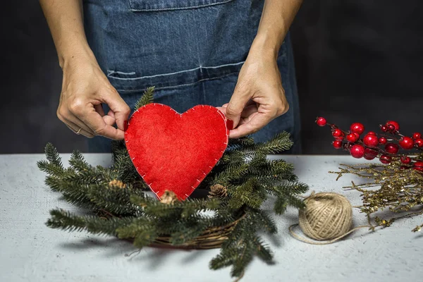 Mujer irreconocible con el corazón de San Valentín en la mano —  Fotos de Stock