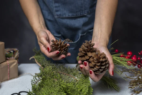 Elinde hediye kutusu olan genç bir kadın.