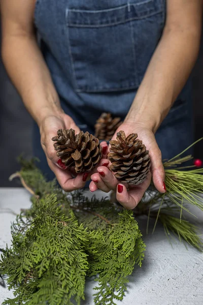 Elinde hediye kutusu olan genç bir kadın.