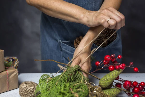 Elinde hediye kutusu olan genç bir kadın.