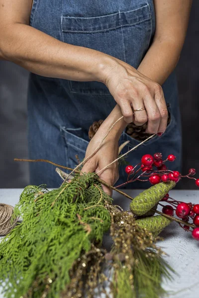 Elinde hediye kutusu olan genç bir kadın.